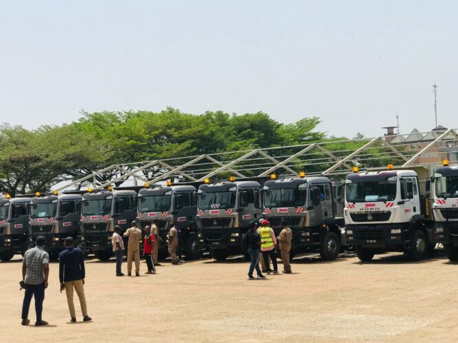 Lutte contre l’insalubrité : HYSACAM renforce sa flotte avec de nouveaux camions-bennes – Communauté Urbaine de Yaoundé
